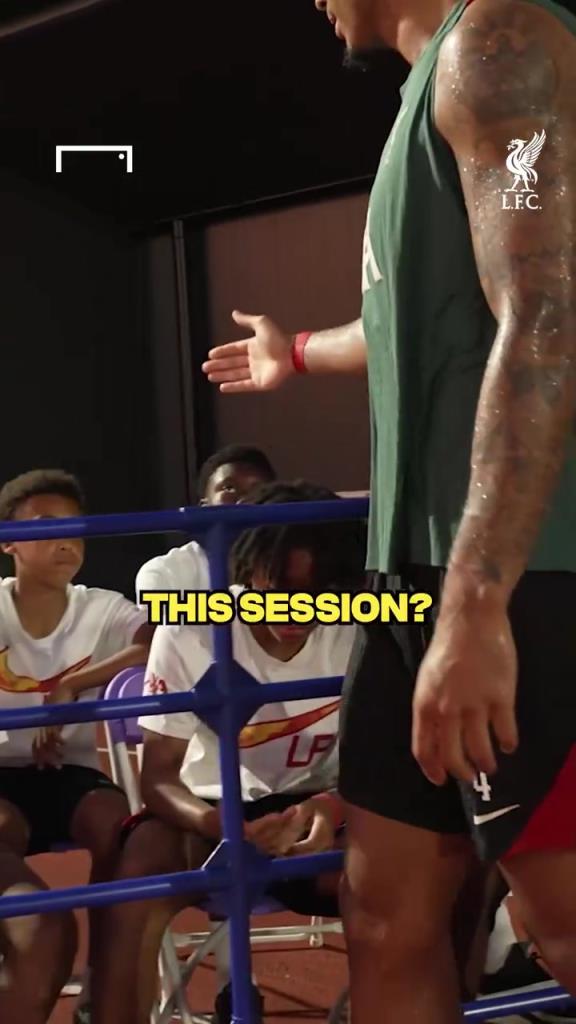 大佬的气质！范迪克和小球员一一握手！