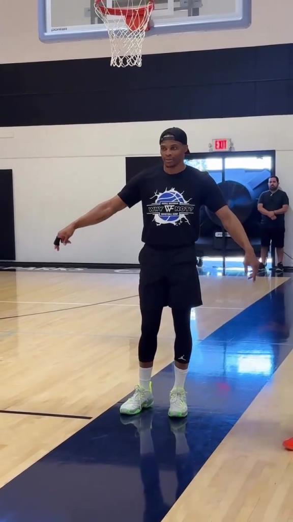 威少来到当地非营利组织给小孩子们上篮球课~