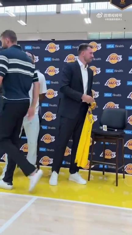 东契奇续约现场，艾顿&文森特&彪哥等人纷纷赶到，众人齐合影