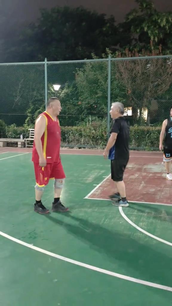 各种卧槽！野球场70岁大爷的投篮还可以吧？