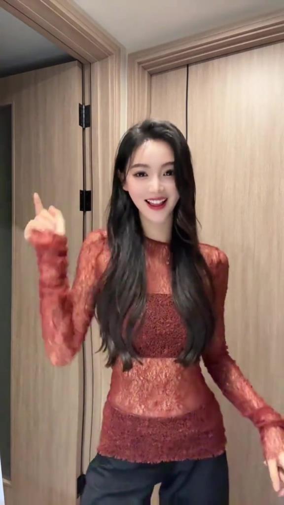 被媚住了！美女主播金佳悦一身红色镂空上衣尬舞： 媚功修炼中～