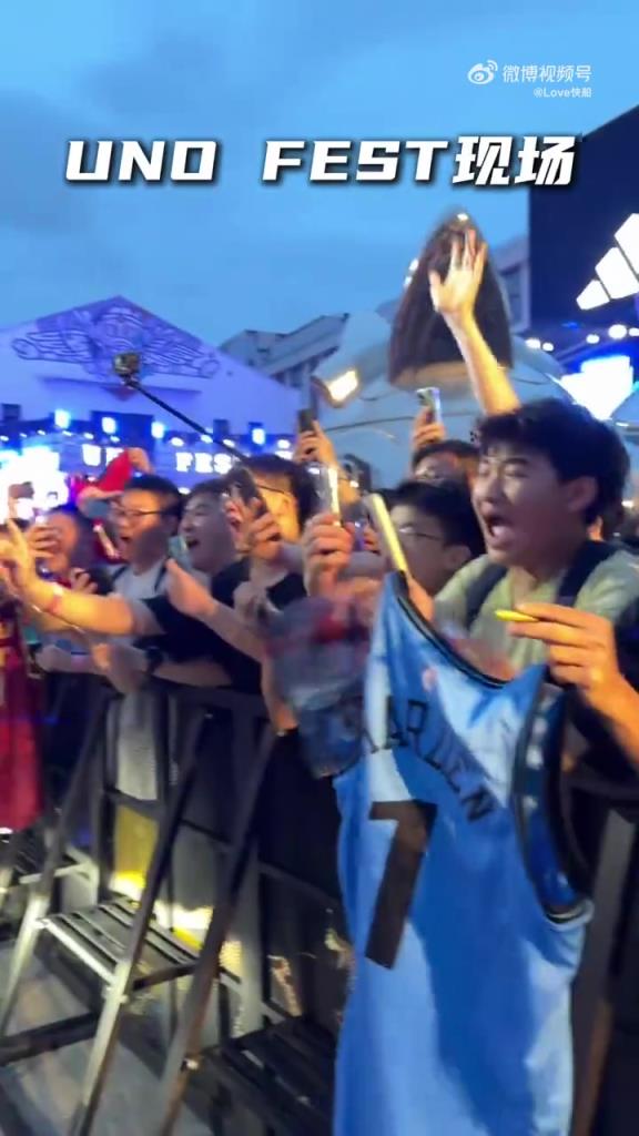 登哥把自己的粉色跑车也开来中国了！周玲安一旁与粉丝激情互动