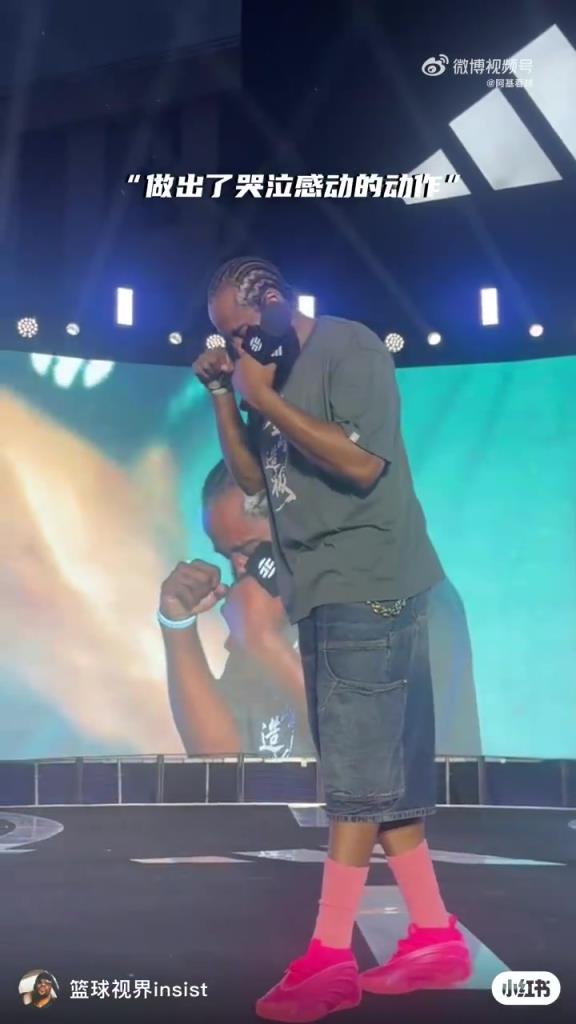 球迷完成游戏后与哈登撞肩庆祝，随后做出火箭登招牌撒盐动作！