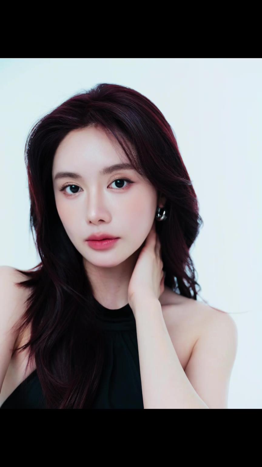 自带光芒啊！美娜一身黑色长裙穿搭：Hey it’s me~