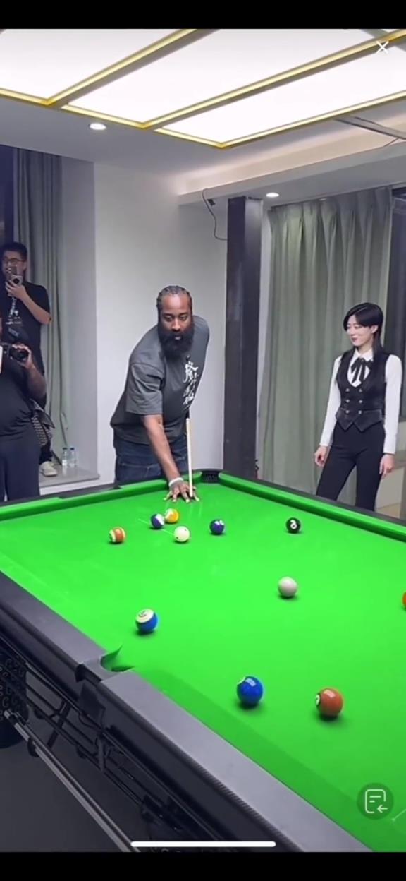 哈登开直播打台球，这瞄杆姿势还是很标准的，上来就三连击！