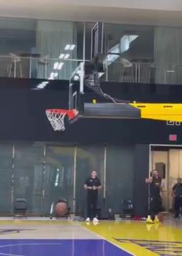 续约好心情！东契奇续约后马上就开始了训练 还秀起了篮筐后投篮