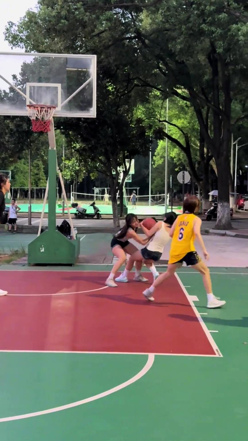 没想到这种纯女生的篮球局 抢起球来也这么激烈！