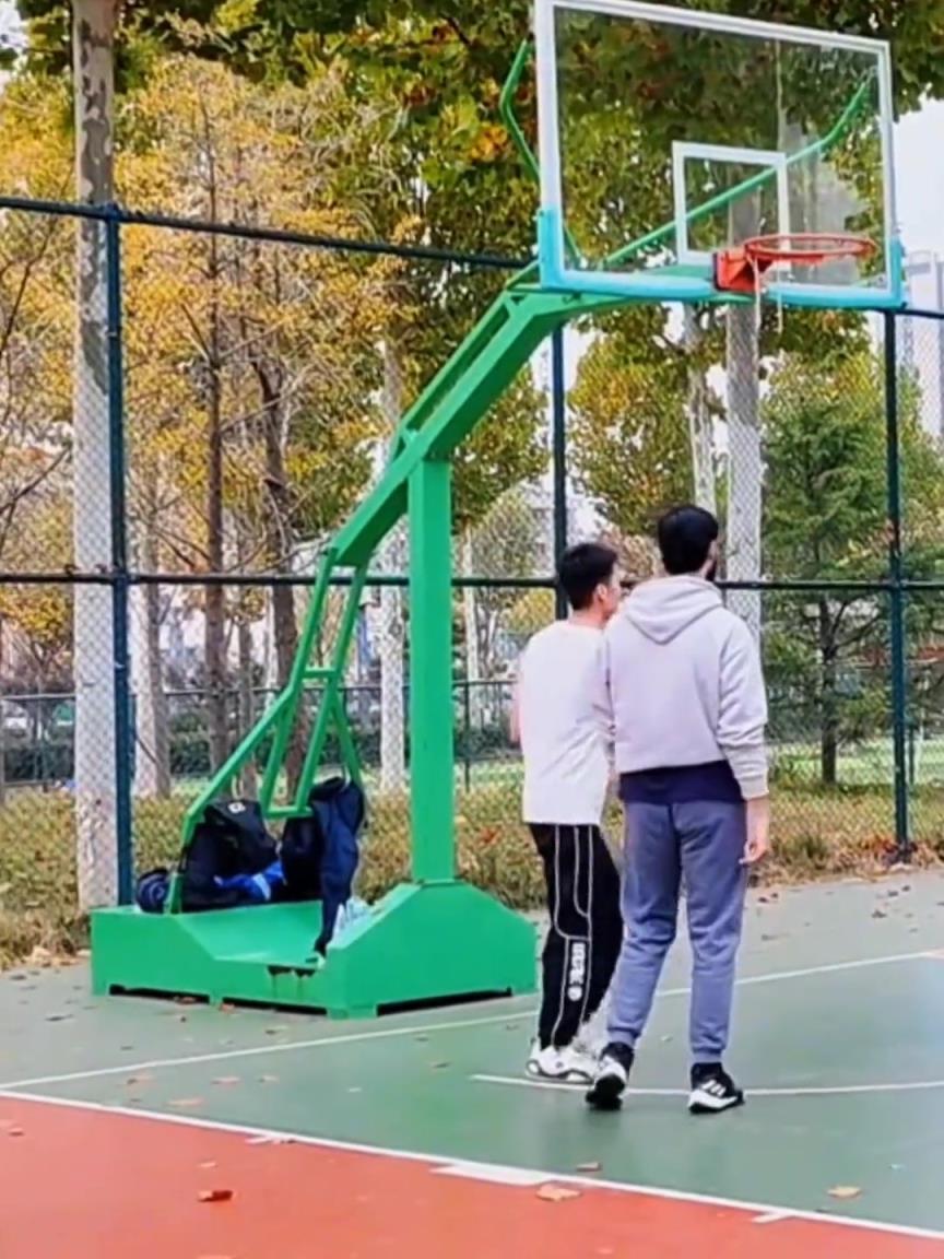 一招鲜回首掏！野球场怎么打球才能出其不意？防守人都看懵了