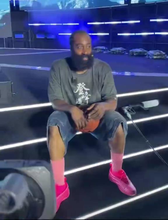 冠军！球迷向哈登展示出”Champion”，哈登拍了拍胸口