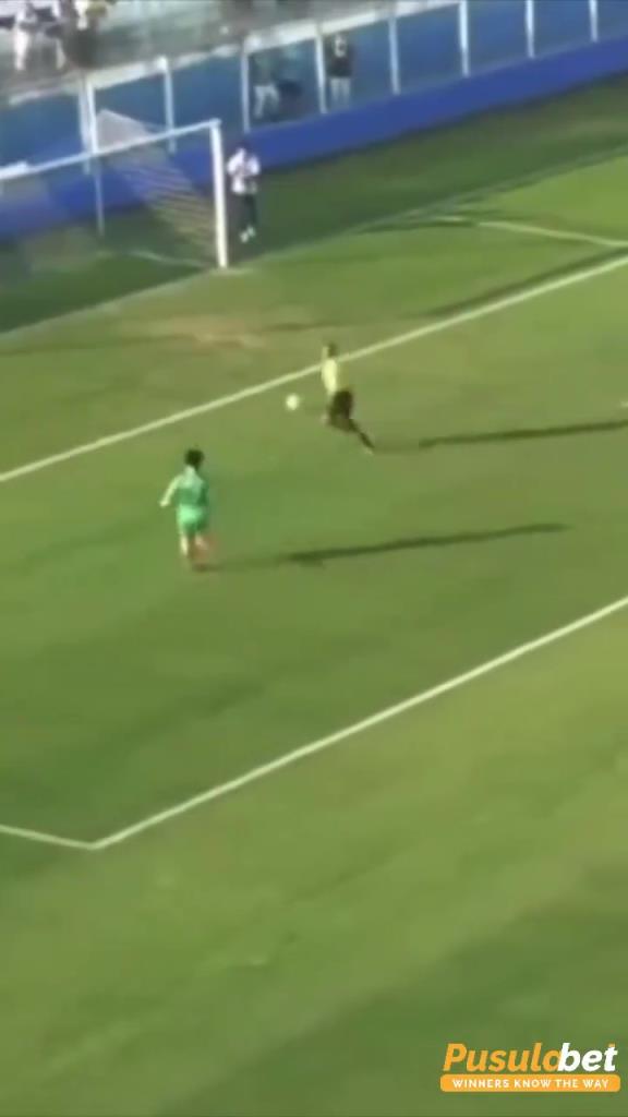 什么逆天剧情？裁判过掉守门员，然后和球队一起庆祝！