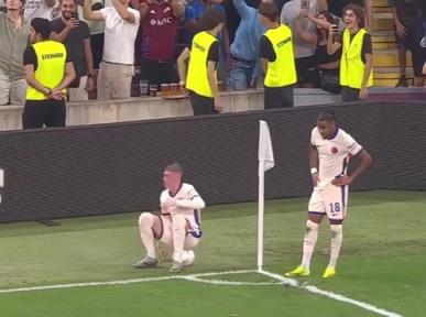 这一刻的氛围感真的拉满了！名场面：帕尔默坐在球上看烟花！