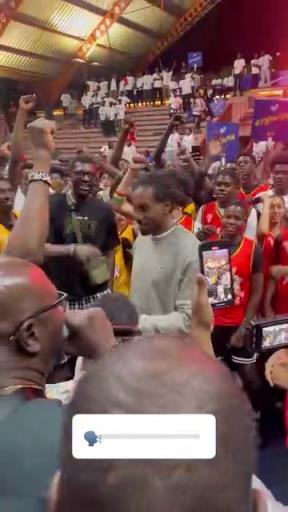 无所适从！小卡微笑掩盖尴尬的表情太有意思了！