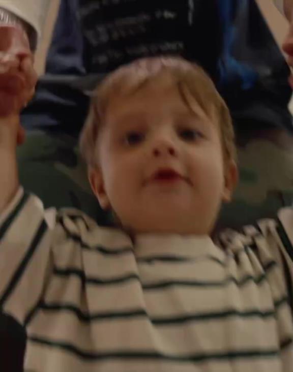 太可爱了吧！哈腾在老家带娃！