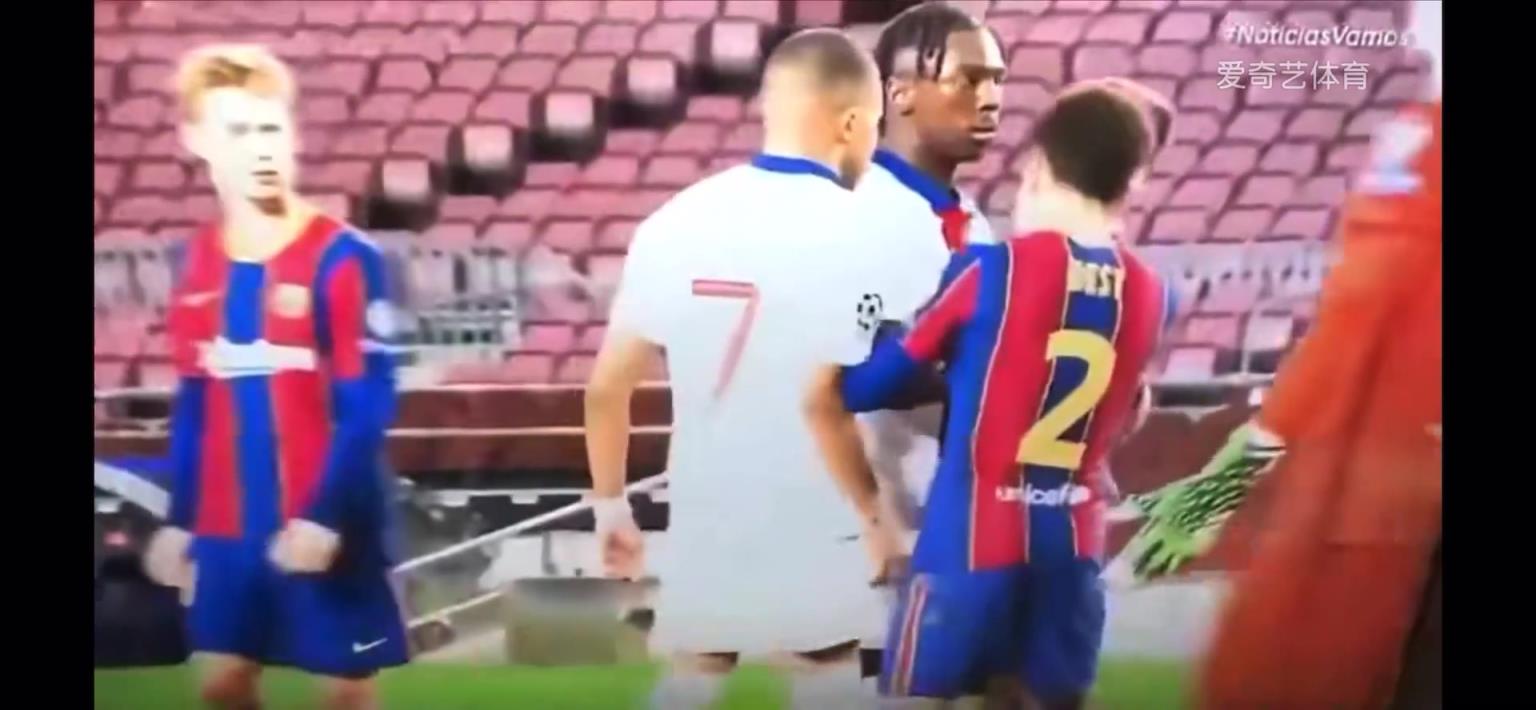 名场面！欧冠赛场，姆巴佩怒喷阿尔巴：要是在街头我就宰了你！