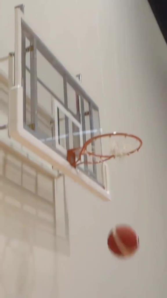 基本操作！名场面：东契奇随意把球往天上一甩，球掉进篮筐！