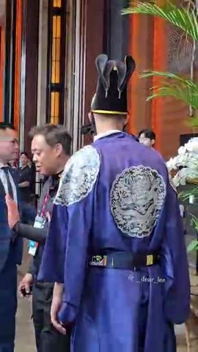 你们还爱玩这个呢？维卡里奥大帝出巡首尔，后防大臣丹索随同！