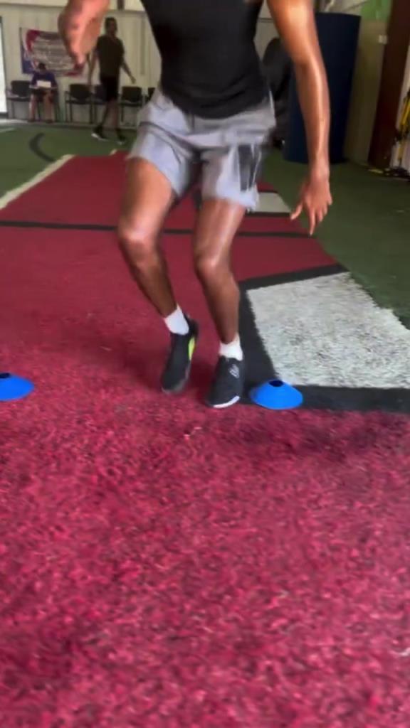 冠军射手！认真训练的以赛亚乔！这身材很完美啊！