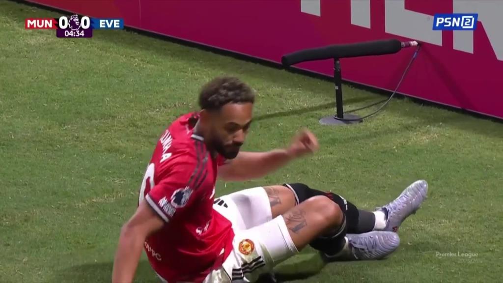 曼联连续配合进攻！阿玛德送妙传库尼亚捅射偏出！