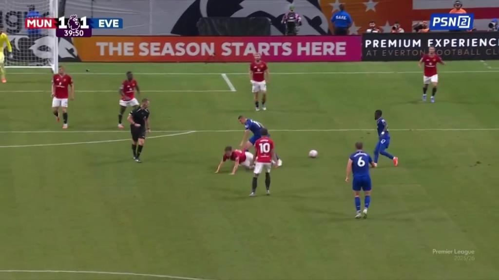 曼联1-1遭埃弗顿扳平！乌加特后场带球被断！恩迪亚耶包抄破门！