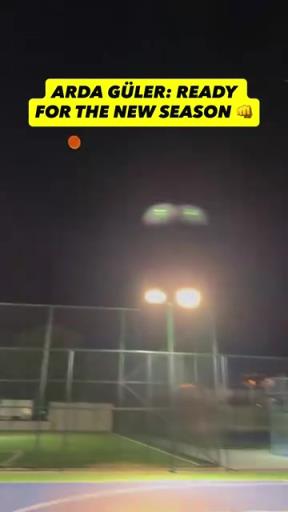 神来之笔！居莱尔在后场用脚把篮球送入篮筐！