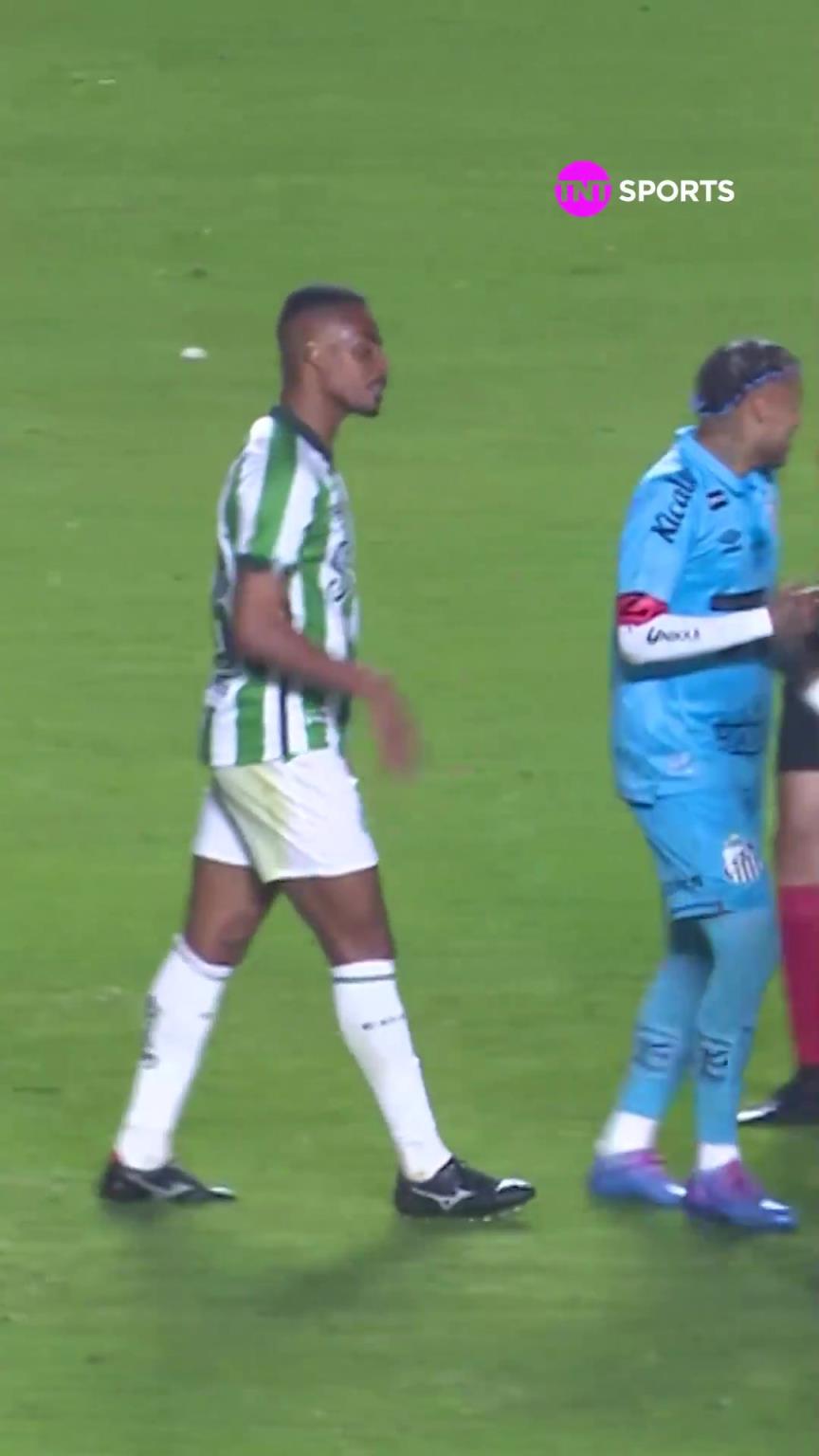 内马尔越来越硬了！内马尔和对方球员发生冲突，双方火力全开！