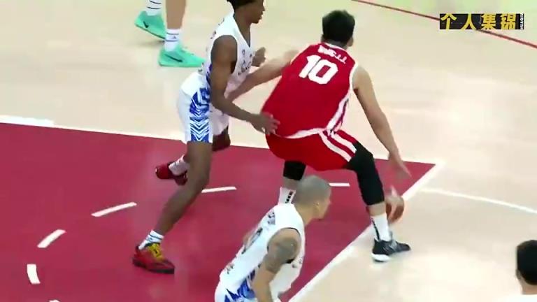 中国男篮最亮眼球员！王俊杰此前热身赛独得16分，风格独树一帜
