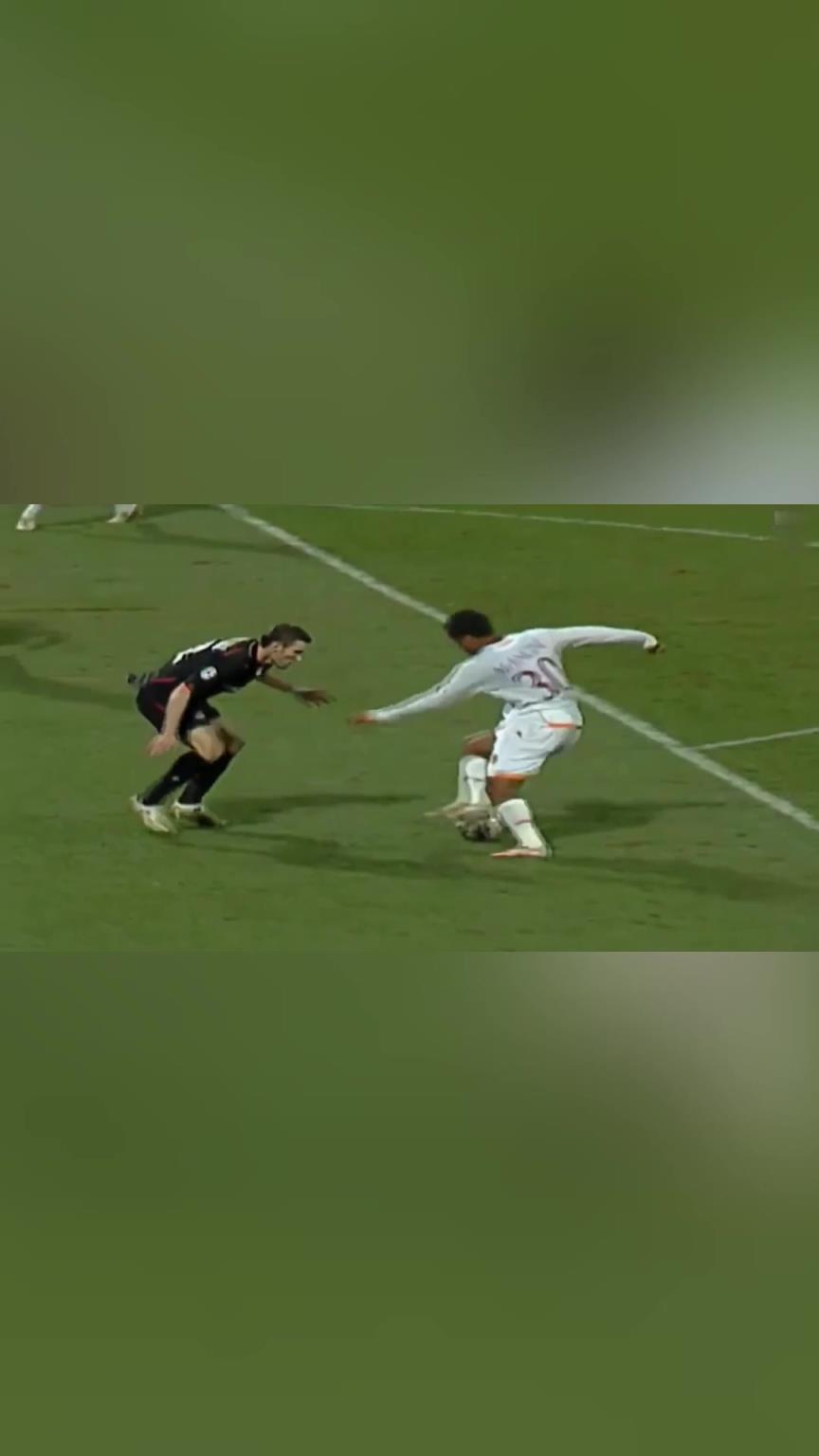 太残暴了！小曼奇尼地狱式踩单车过人爆射破门！