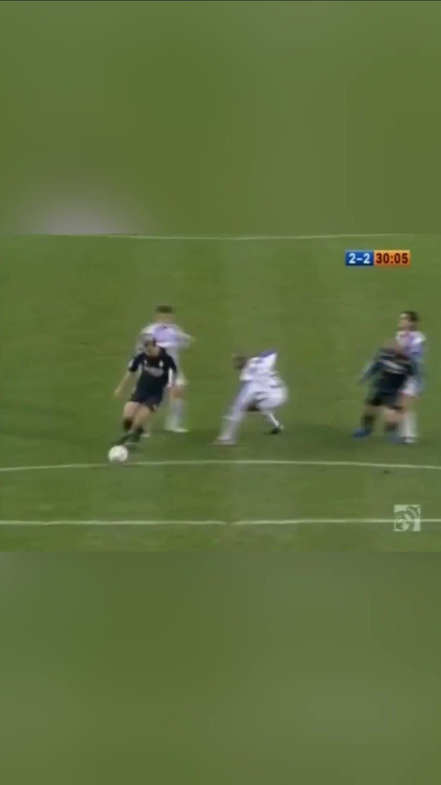 差点神作！齐达内最可惜的一球！华丽招牌马赛回旋过人射门竟打高