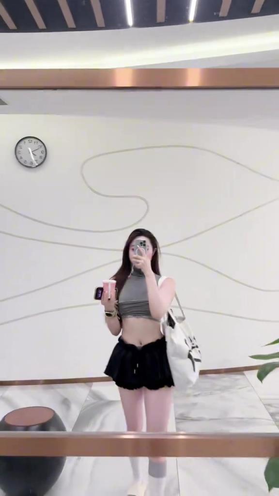 苏超媛！！现在的媛真是哪里火就去哪里啊，不过这身材有姿色~