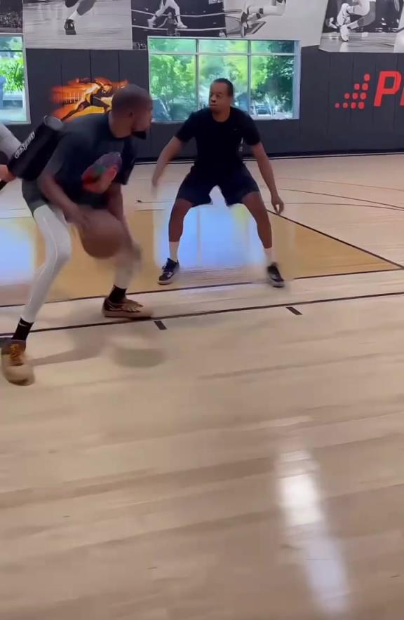 杜兰特最新训练视频流出！这么高运球还这么流畅！技术依旧丝滑