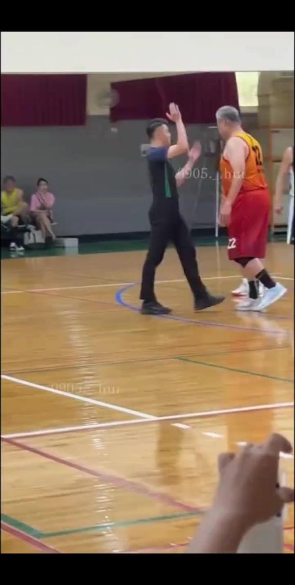 22号脾气很大啊！不爽判罚怒顶+球砸裁判 可能是个大老虎？