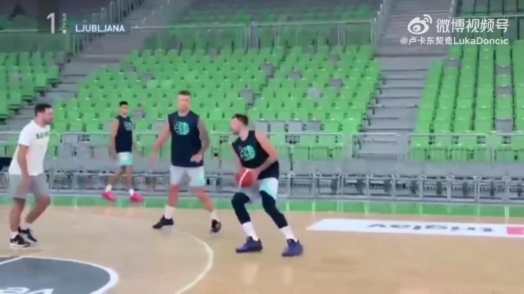 东契奇在斯洛文尼亚队内训练，身材看着似乎修长了很多