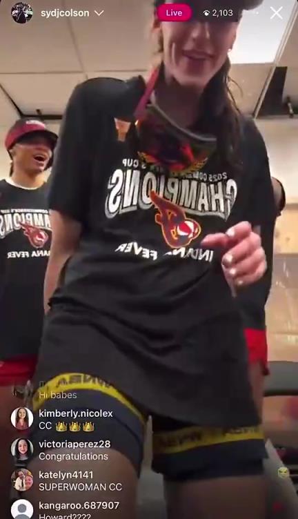 少儿不宜？名场面：克拉克直播庆祝，被队友从身后“顶”了一下！