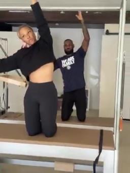 动作都很标准哈！詹姆斯在家中跟着妻子一起练普拉提~