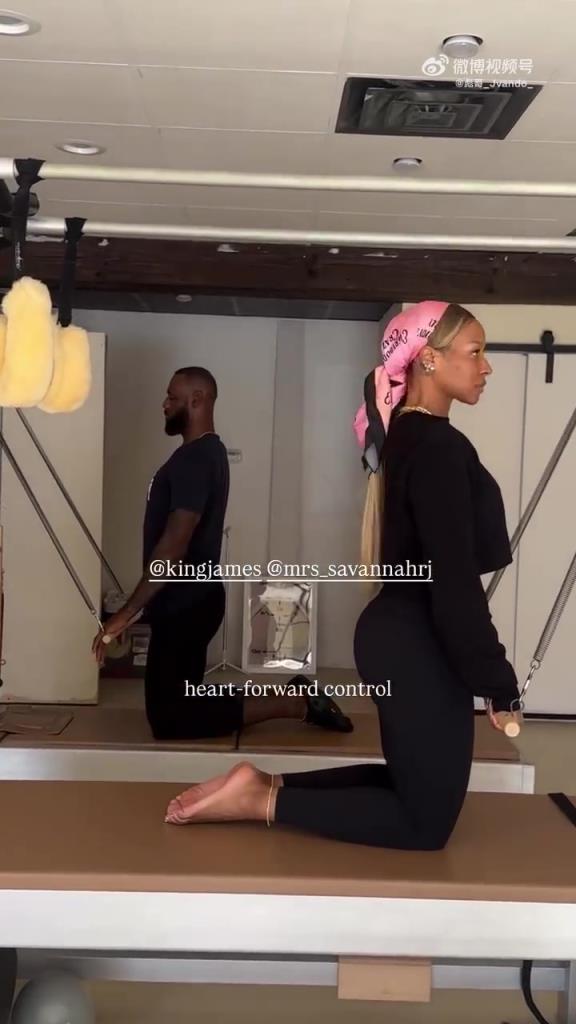 詹姆斯和詹嫂一起训练，看着有模有样的哦