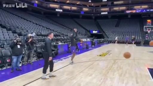 教练正在热身！名场面：雷迪克赛前热身连中底角三分！