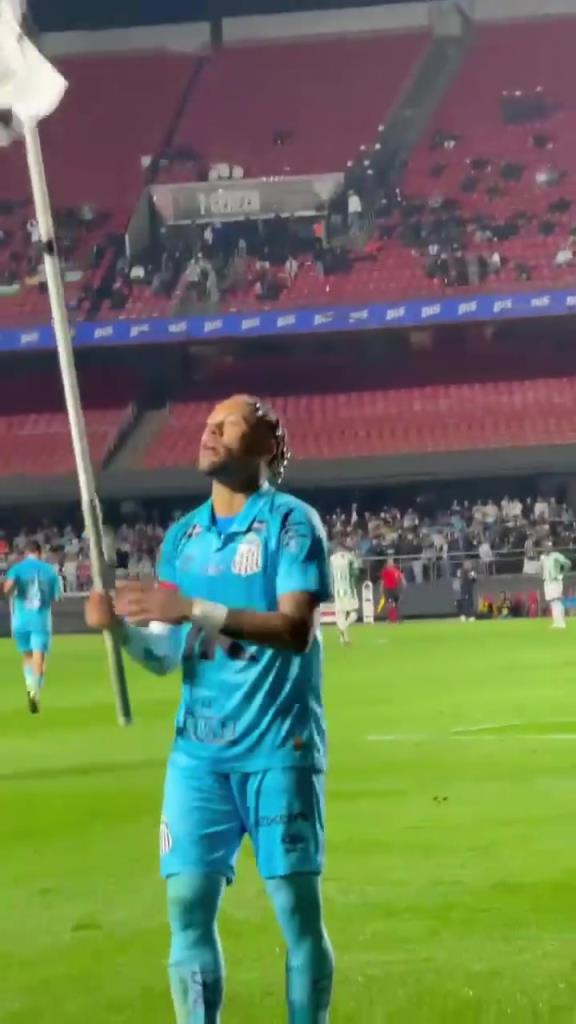 这里是我的地盘！现场直拍内马尔高举角旗杆！