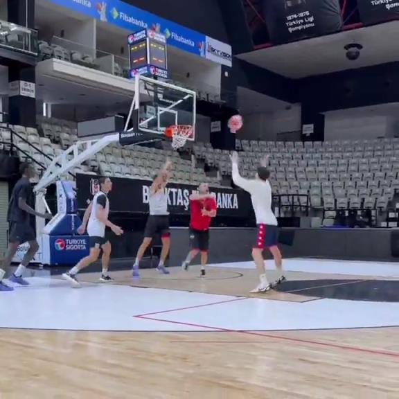 申京打半场充分展示运控技术，这是想打后卫了？