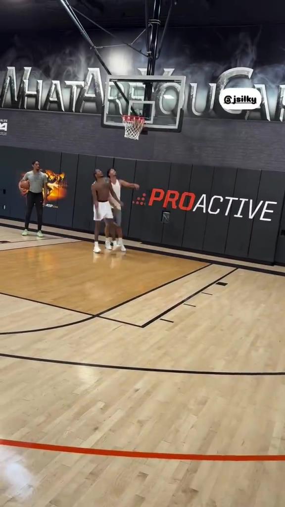 杰伦-格林与朱赞单挑，被朱赞强行碾至篮下得分