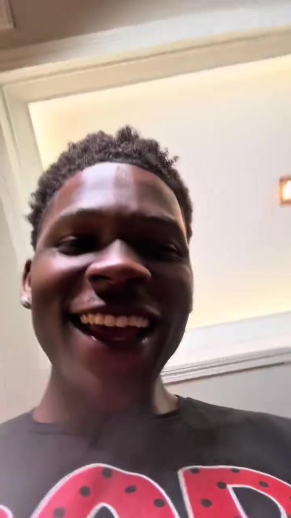 爱德华兹剪完头发后对自己的发型很满意自恋了一下 ...