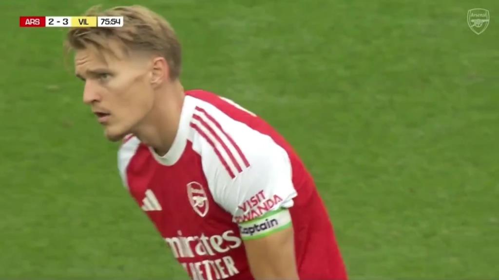 枪手15岁小将道曼造点！厄德高主罚点球轻松打进！