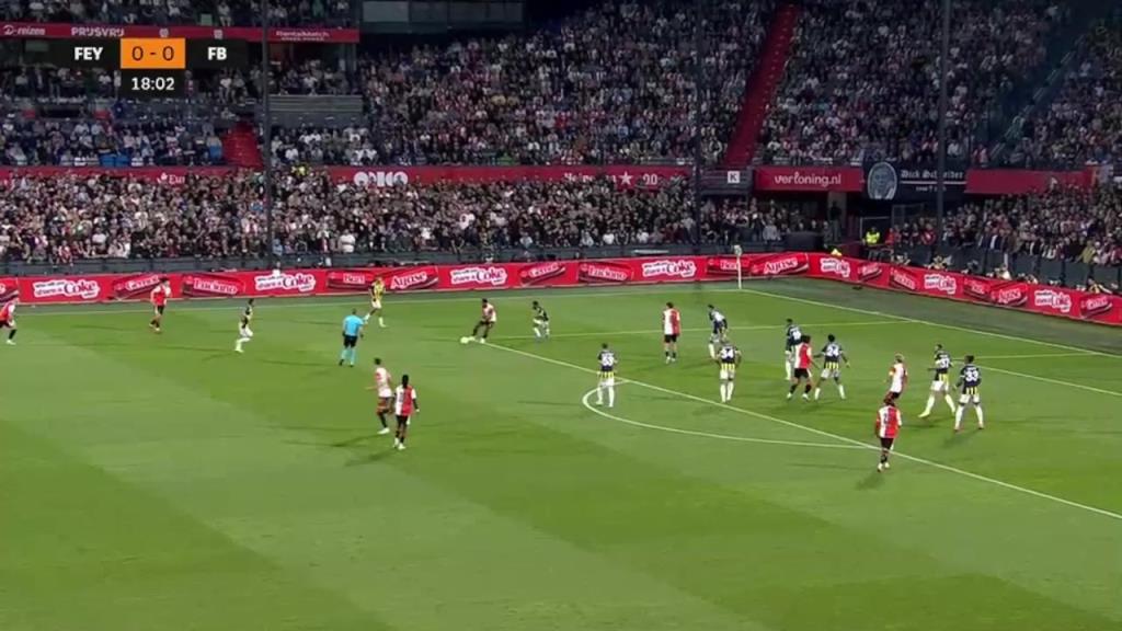 费内巴切0-1落后费耶诺德！廷伯精彩转身过人打门折射入网！