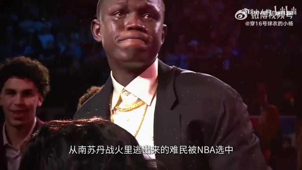 今年最励志的新秀！杨瀚森当选的时候，马卢阿奇第一时间上前祝贺