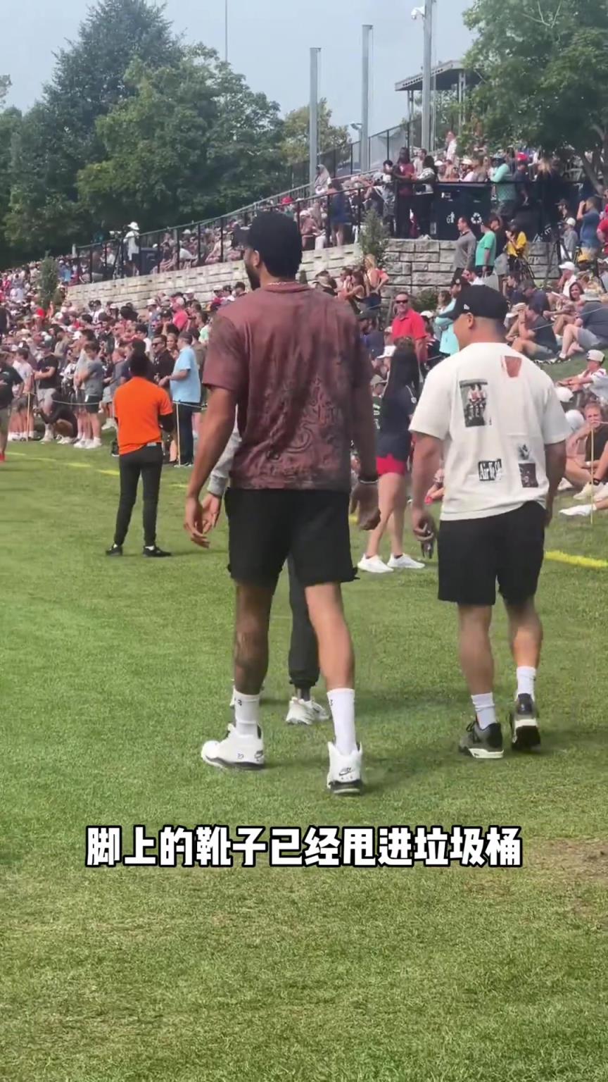 复出在即？耐杀王塔图姆现身橄榄球赛场 正常走路不需要保护靴了