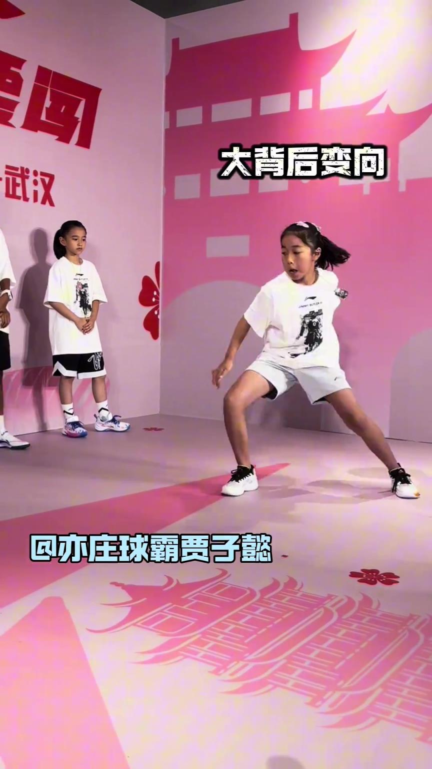 厉害了！贾磊女儿娴熟运球，连巴特勒看完都得鼓掌！
