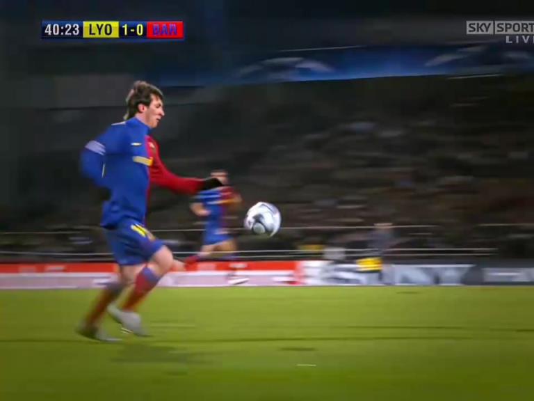 世界名画！边路拿球被四个人围追堵截！再也不会有这样的天才了！