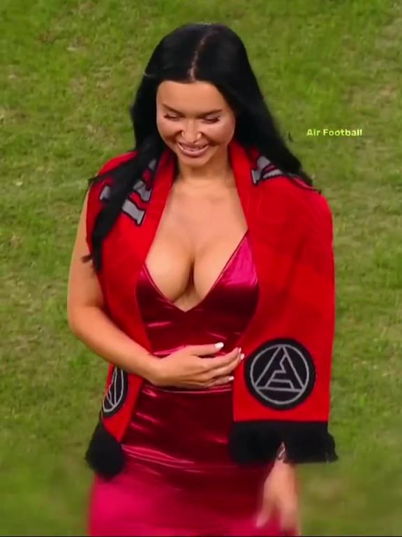 眼神不会说谎！那些球员遇到女歌手的时刻！