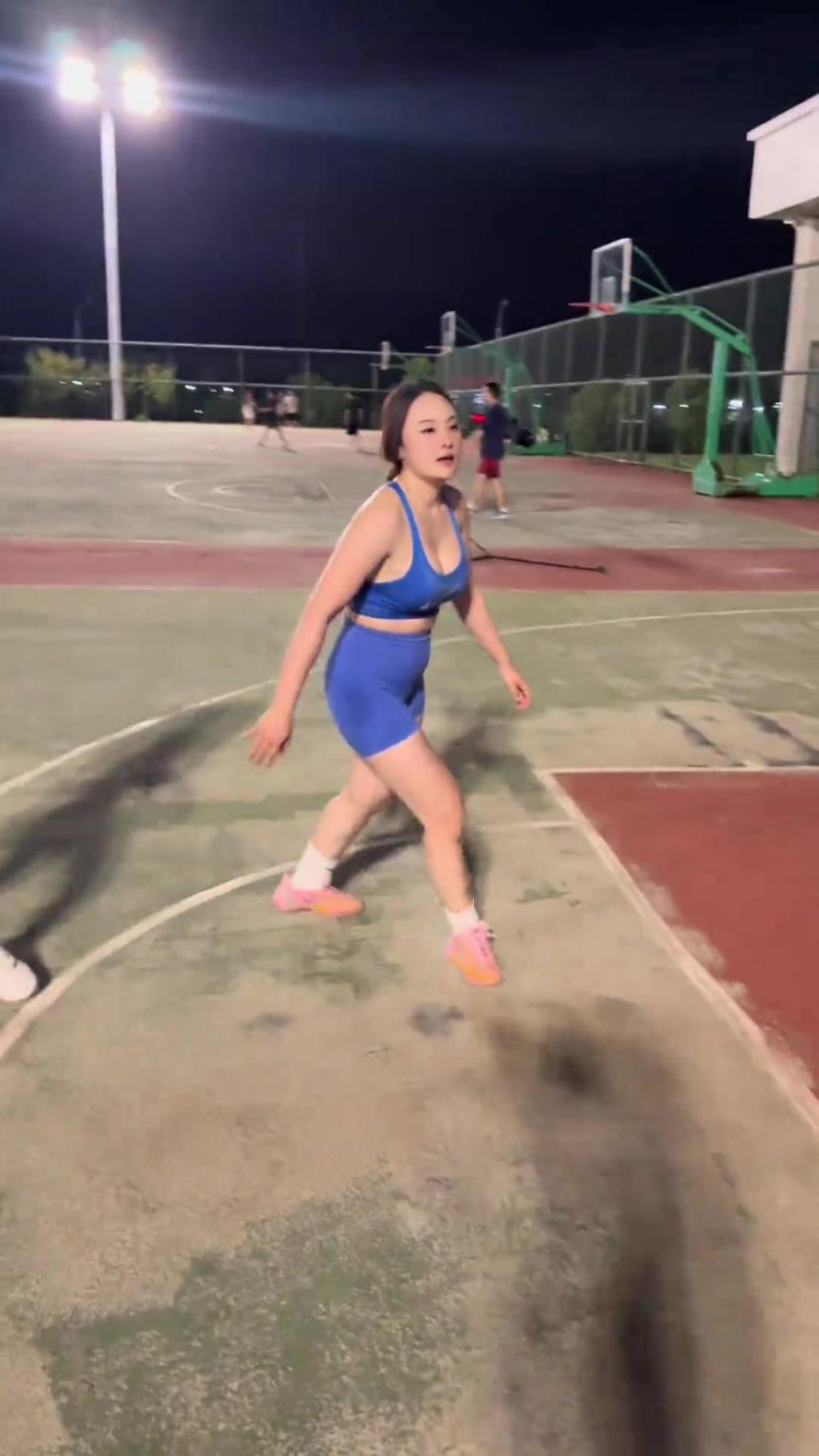 瑜伽裤篮球 这对抗激烈程度不输男生啊！