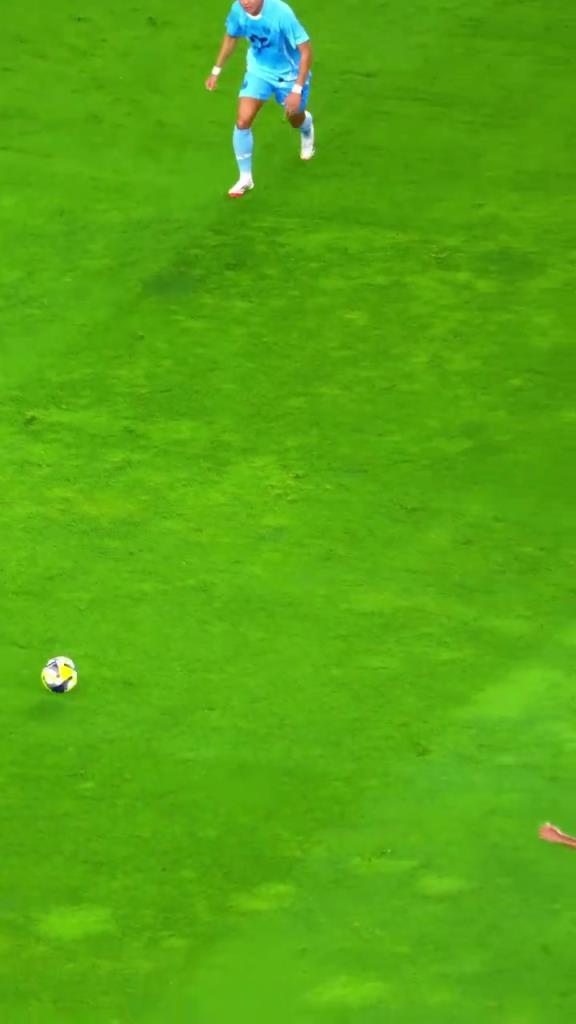 强！慢动作看亚马尔穿裆过掉日本球员，从边路外脚背塞入肋部