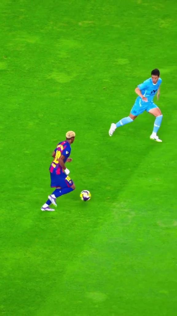 天赋满满！慢动作回放亚马尔时感觉在教对面踢球，这才18岁☺️